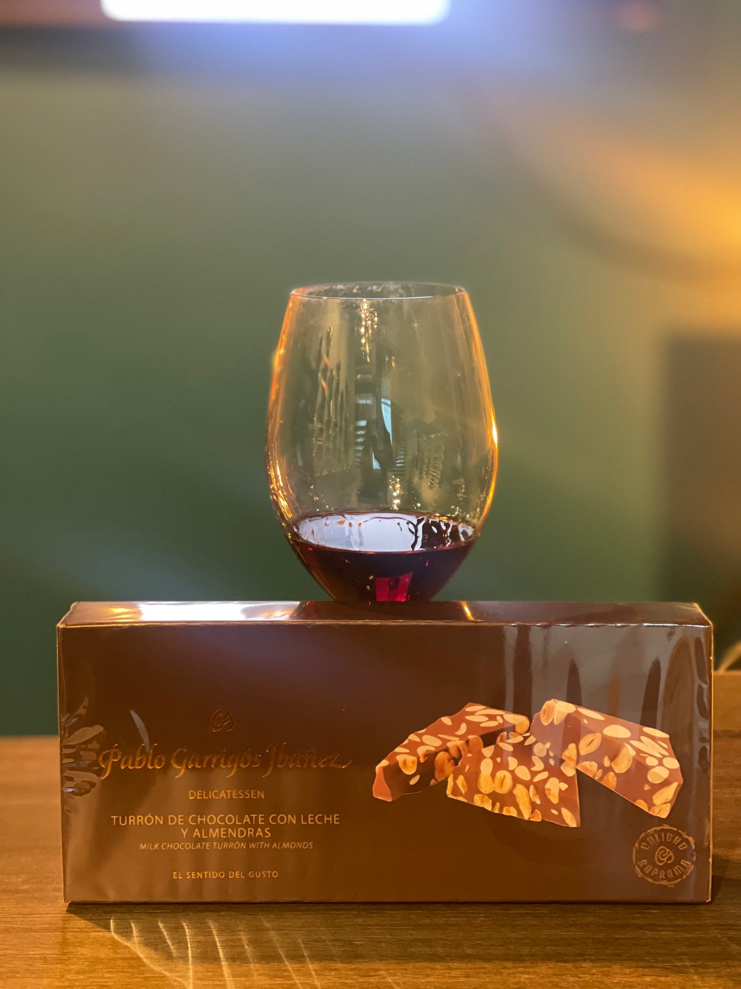 Turrón de Chocolate con leche y almendras